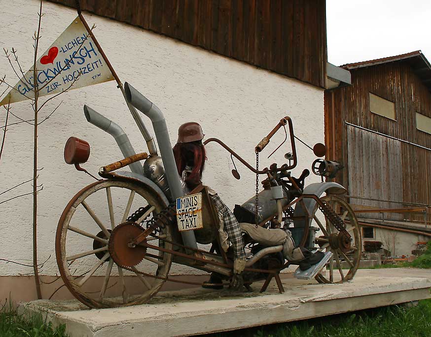 Hochzeitsgeschenk mit Betonsockel von vorn 2008 in Wald - Bild klicken