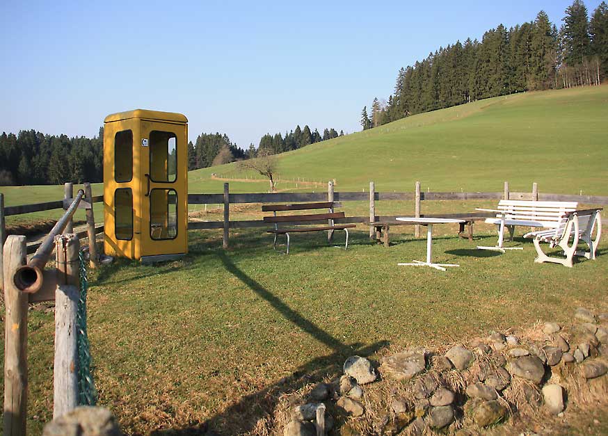 Eishockey in Simmerberg - Telefonzelle für den Schiedrichter