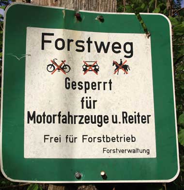 Verkehrsschild Naturschutzgebiet - Forstweg Gesperrt für Motorfahrzeuge und Reiter (Argenbühl)