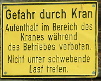 Gefahr durch Kran - Aufenthalt im Bereich des Kranes während des Betriebes Verboten! Nicht unter schwebende Lasten treten.