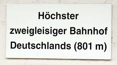 Der höchstgelegene zweigleisige Bahnhof in Deutschland befindet sich in Günzach mit Bahnhofuhr im Originalzustand