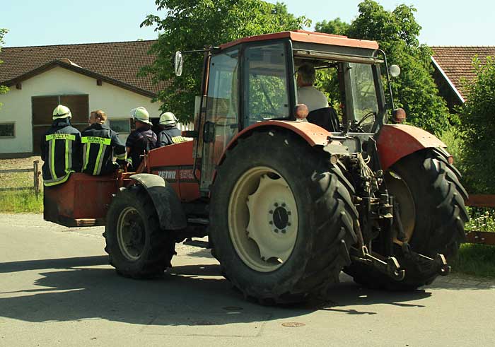 Mannschaftstransportfahrzeug (MTF) oder in früherer Zeit Mannschaftswagen der Feuerwehr  - hier im Einsatz im Westallgäu nach einem Brand Pfingsten 2014