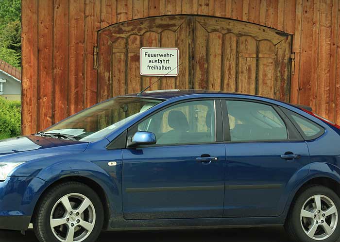 permante zugeparktes Tor vom Feurerwehrhaus in Ollarzried 2014, sind seit Juni 1970 hier ausgezogen. Man hat vergessen, die Schild abzumontieren