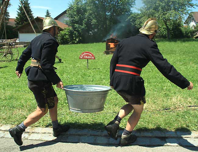 massive historisch korrekte Löschwasserversorgung aus dem Löschwasserteich