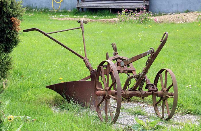 Hirn - ein alter Pflug fristet hier sein Ehrendasein in Hirn, Günzach