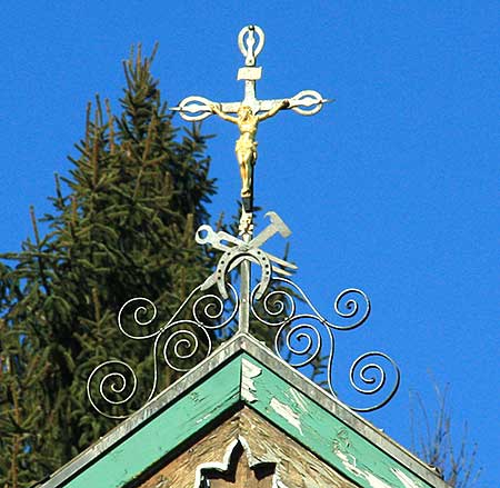 Das Kreuz mit einem Jesud und den Symbolen der Schmiede in Eglofs 2018
