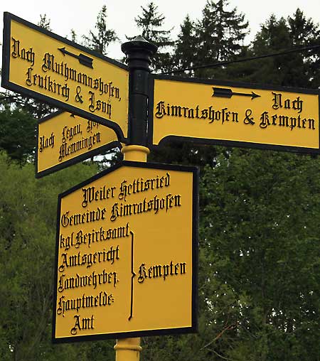 alter gußeiserner Wegweiser Hettisried in Kimratshofen - nach Kimratshofen und Kempten, nach Muthmannshofen, Leutkirch und Isny und nach Legau und Memmingen