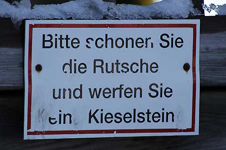 Biotte schonen SIe die Rutsche und werfen Sie keine Kieselsteine - Orignaltext