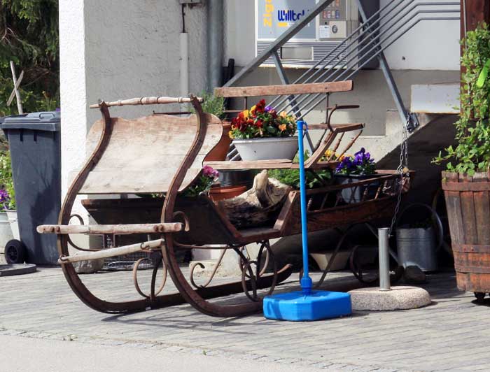 Pferdeschlitten als Blumenständer in Ollarzried 2014