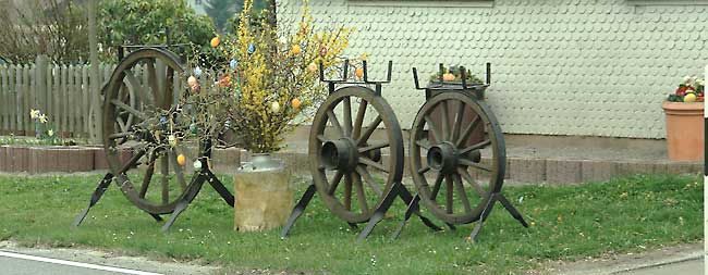 Wagenräder als Blumenständer - Weiler