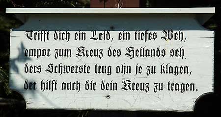 Trifft Dich ein Leid, ein tiefes Weh, empor zum Kreuz des Heilands seh ders Schwerste trug ihn je zu klagen, der hilft auch Dir Dein Kreuz zu tragen.