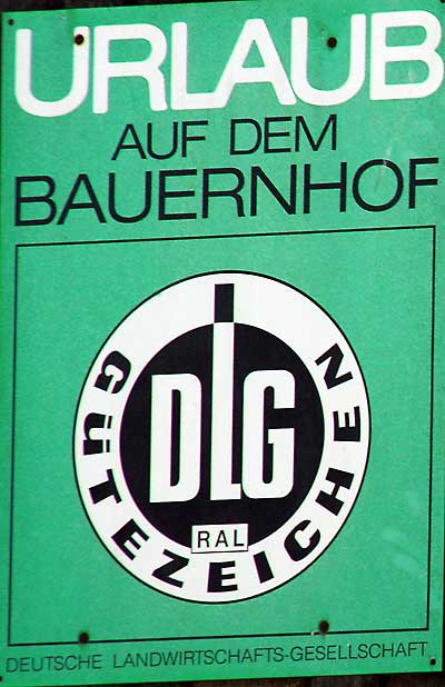 Altes Schild Urlaub auf dem Bauernhof - Qualitätssiegel vor 1970