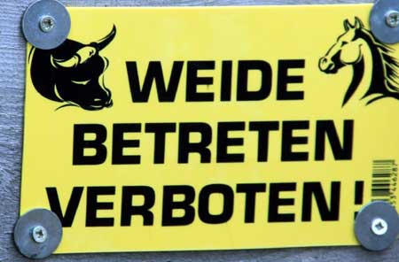 Weide betreten verboten - hier führt der öffentliche Wanderweg mitten durch die verbotene Wiese