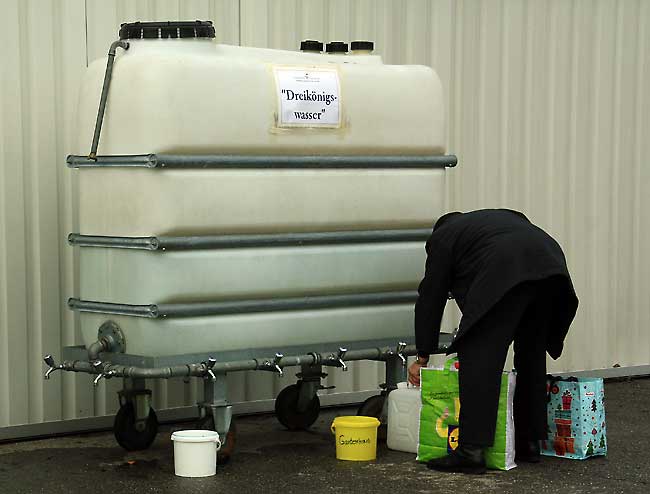 Katholisches Festzelt mit einer Weihwasser Tankstelle - das Original ist in Renovierung