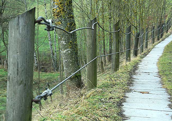 man sehe sich die Drahtstärke an, für einen einfachen Wanderweg