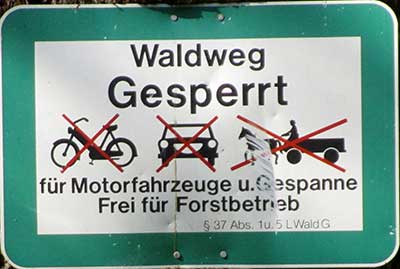 Waldweg gesperrt für Motorfahrzeuge und Gespanne, Wanderer dürfen zum Argenzusammenfluss