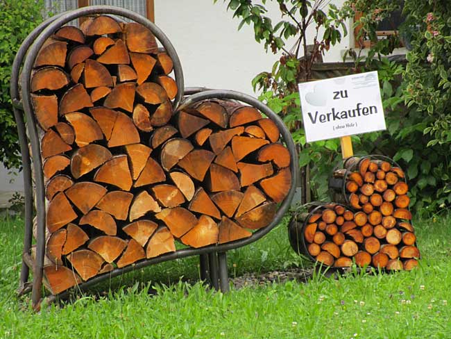 Kunstvoll verpackte Kaminholz als Holzherz