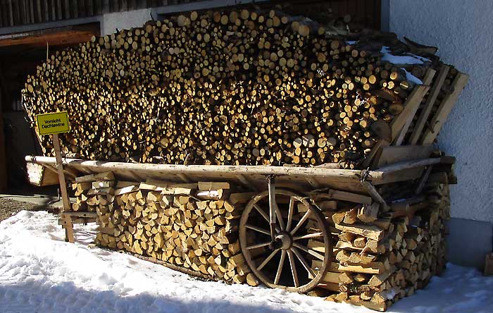 Kunstvoll eingestapelter alter Leiterwagen