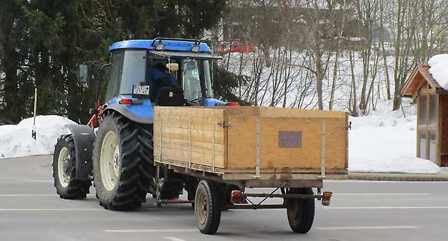 Land- oder forstwirtschaftliche (lof) Anhänger bis 25 km/h sind von dem Zulassungsverfahren ausgenommen. Sie benötigen kein amtliches Kennzeichen. Sie unterliegen auch nicht der Versicherungs- und Untersuchungspflicht. Fehlt am Anhänger die Geschwindigkeits-Kennzeichnung, so entsteht Zulassungspflicht und somit auch Versicherungspflicht!