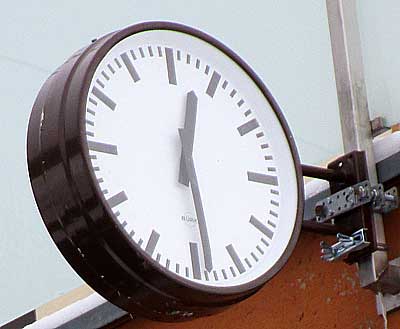 Eine original Bahnhofuhr am Eigenheim befestigt, das garantiert niemals ein Bahnhof war - Salmas / Oberstaufen