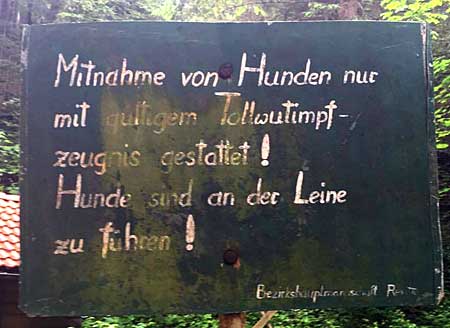 Mitnahme von Hunden mit gültigem Tollwutimpfzeugnis gestattet. Hunde an die Leine!