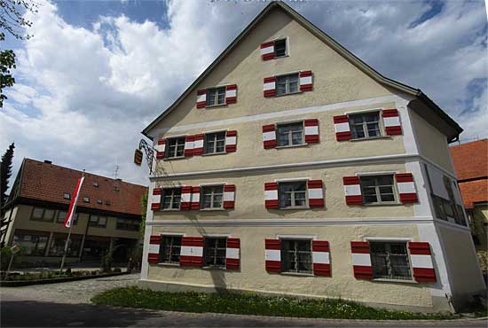 Historische Grenze Allgäu Österreich in Eisenharz Alleschwende, heite BW. Das Kassenhäuschen ist vor kurzem abgebrannt und durch einen Neubau ersetzt.