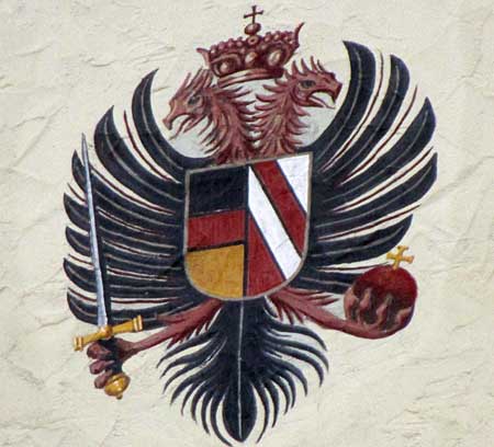 Deutsche und Österreichische Flagge friedlich vereint im KuK Doppeladler mit der Kaiserkrone - das ist NICHT authentisch, Wangen Rathaus