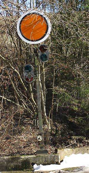 Halt zu erwartendes Vorsignal an der Strasse nach Wengen