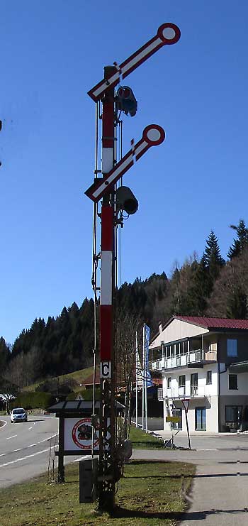 2 flügliges Hauptsignal an der Strasse nach Wengen