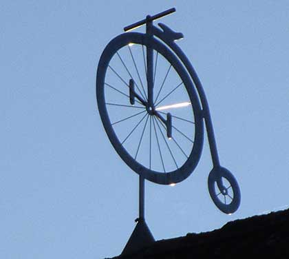 so noch nie auf Allgäuer Strassen gesehen, ein Hochrad auf einem Dach von Simmerberg
