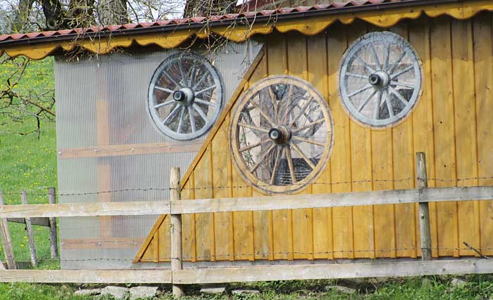 Wagenräder als Fenster - Eisenharz