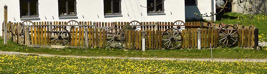 Klosterhof 2016 - 16 Wagenräder als Bauerngarten Zaun