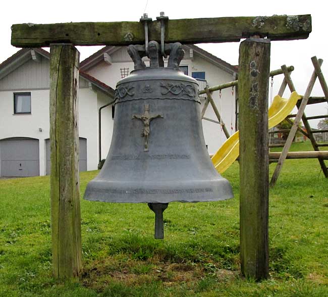 Erinnerungsstück Glocke St. Mauritius aus Muthmannshofen im eigenen Garten wieder aufgestellt. 2012 hat der Nachbar nicht schlafen können, weil er grade Zwillinge bekommen hatte. Die Freunde der Nichte haben schnell mitbekommen, wie er zu ärgern war - Mitternacht lautes Glockengebimmel. Heute 2016 machen das seine eigenen Zwillinge auch so.