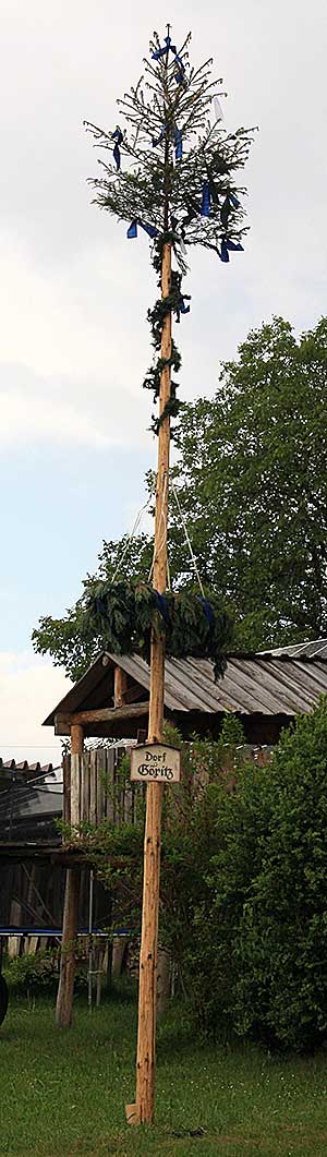 in Stufen aufgebauter Maibaum am Seniorenzentrum St.Martin der Caritas in Lindenberg