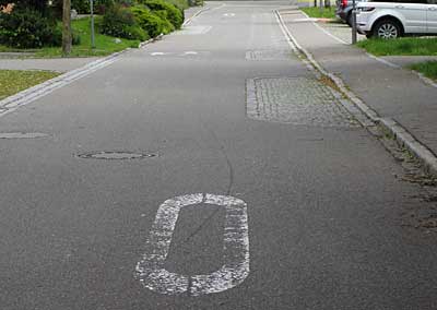 Man ist sparsam, hier entsteht eine 10 km/h Zone, die 3 ist schon weg, die 1 kommt nach Ende der Baustelle