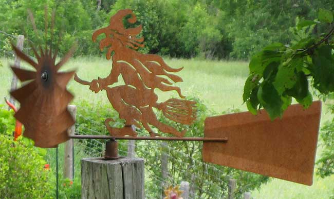 Genau genüber der Wallfahrtskirche von Maria Rain als Windrad in einem Garten gesehen ( 2016)