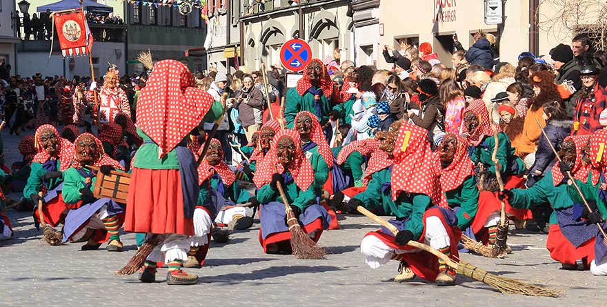 Weierhexen am Faschingsmontag beim Narrensprung in Wangen