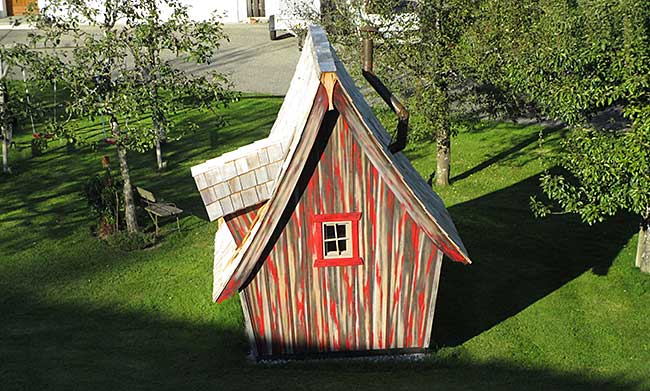 Hexenhaus im Allgäu - Der Besitzer des Grundstückes in Rentershofen durfte laut LRA kein Gartenhäuschen aufstellen, aber ein Spielhäuschen ist erlaubt.