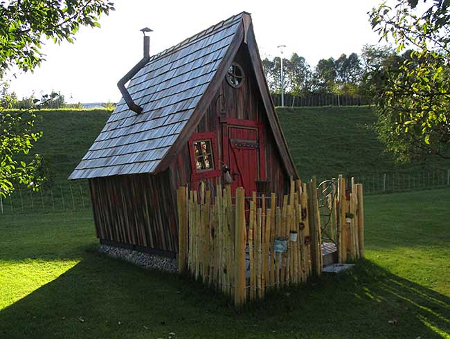 Aus einem www Bausatz - Hexenhaus im Allgäu - mitten in einer Allgäuer Streuobstwiese, ist kein Gartenhaus (weil verboten) sondern ein Spielhaus (ausdrücklich erlaubt) 