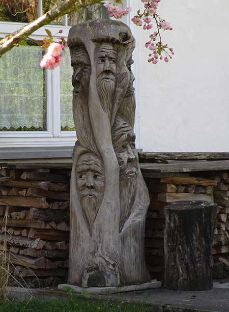 Holzgeister schützen den Bauernhof in Ratzenried