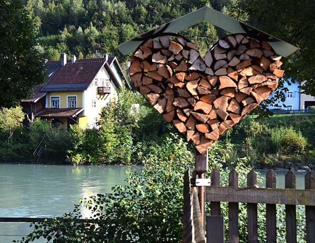 Füssen Lech - dieses überdachte Holzherz erinnert doch sehr an ein Jesuskreuz, oder?