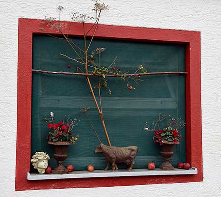 Design Fliegenfenster vom feinsten vor einem Kuhstall in Scheidegg