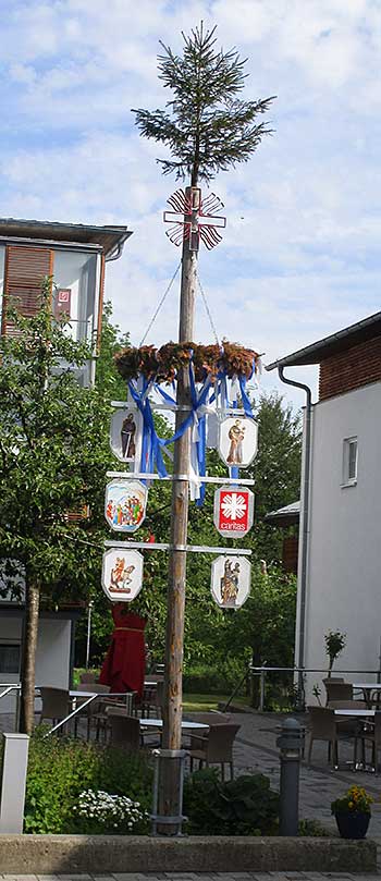 in Stufen aufgebauter Maibaum am Seniorenzentrum St.Martin der Caritas in Lindenberg