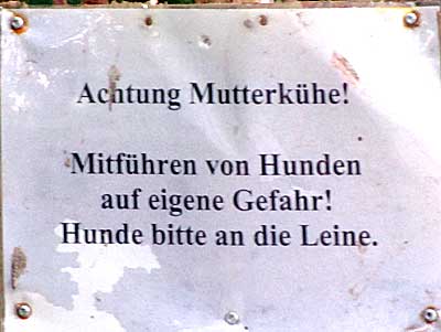 Achtung Mutterkuh Haltung - Zwischen Geratsried und Aigis mitten im Wald eine unauffälliges Schild, man sollte es beachten! 2016 gesehen