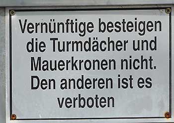 Vernünftige besteigen die Turmdächer und Mauerkronen nicht. Den anderen ist es verboten. Burgruine Ratzenried 2016