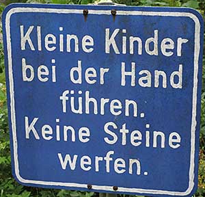 Scheidegger Wasserfälle - Kleine Kinder bei der Hand führen, Keine Steine werfen - berechtigt!