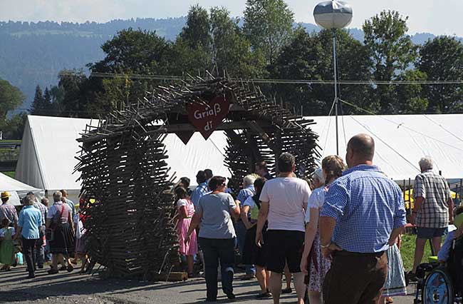 Alle gehenn durchs Huinzen Tor, obwohl jede Menge platz ist