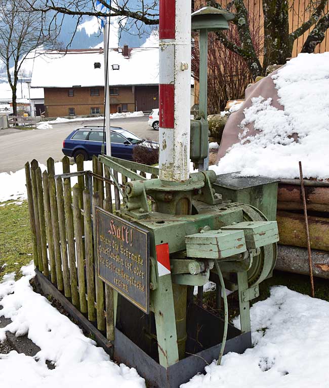 Halt ! wenn die Schranke geschlossen ist, oder Schrankenglocke ertönt! Historische Schranke der K.Bay.Sts.B. in Oberstaufen im Allgäu