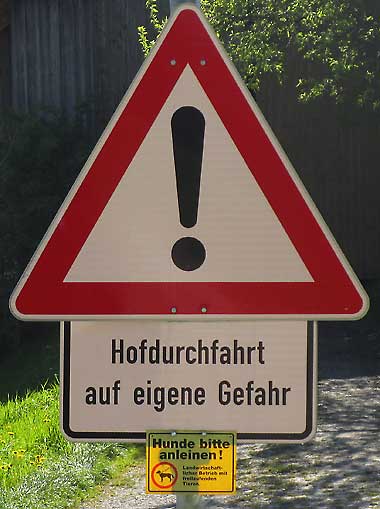Verkehrszeichen Achtung, gefährlche Hofdurchfahrt - nicht immer ganz unbegründet!