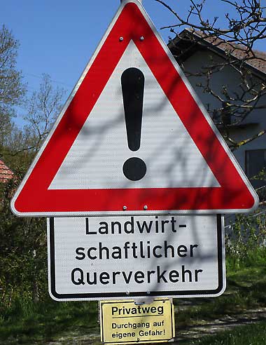 Verkehrszeichen Achtung, Landwirtschaftlicher Querverkehr - sprich gefährliche Hofdurchfahrt